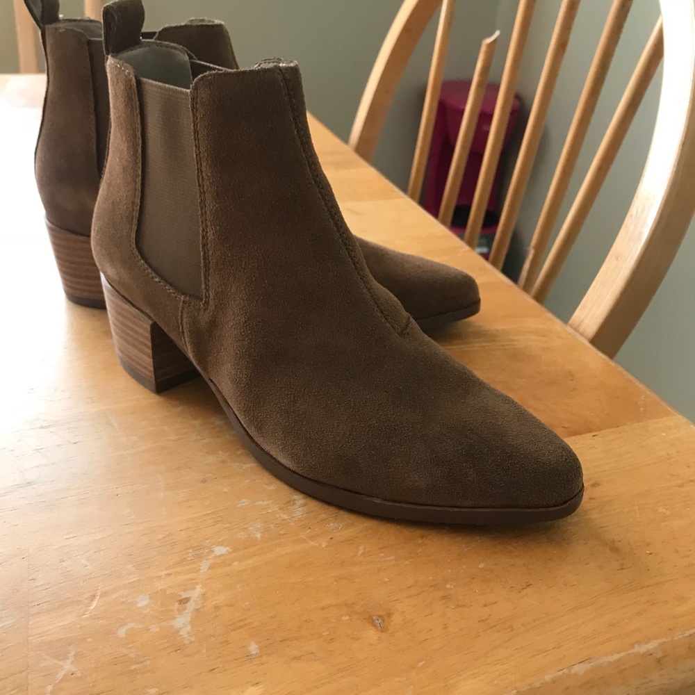 Steve Madden Tan Suede Bootie, brand new!